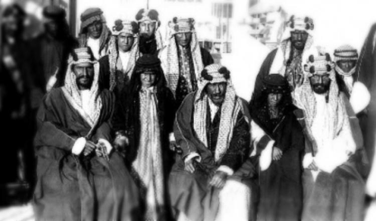 Muhammad Abd Al-Wahhab (középen)